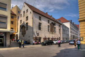 Vor ca. 760 Jahren entstand Münchens zweitältestes Gebäude, das ab 1808 als Zerwirkgewölbe des Hofs diente – heute steht es seit 7 Jahren leer und soll verkauft werden