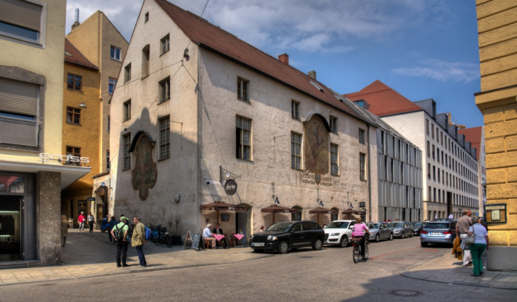 Vor ca. 760 Jahren entstand Münchens zweitältestes Gebäude, das ab 1808 als Zerwirkgewölbe des Hofs diente – heute steht es seit 7 Jahren leer und soll verkauft werden