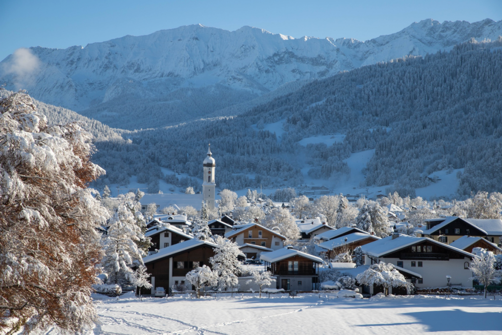 Garmisch-Partenkirchen verschneit im Winter
