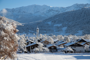 In 21 Tagen verwandelt sich ein Park in den Bayerischen Alpen mit Lichtkunst und Eisfläche in ein leuchtendes Winterwunderland