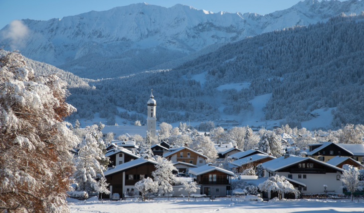 In 21 Tagen verwandelt sich ein Park in den Bayerischen Alpen mit Lichtkunst und Eisfläche in ein leuchtendes Winterwunderland