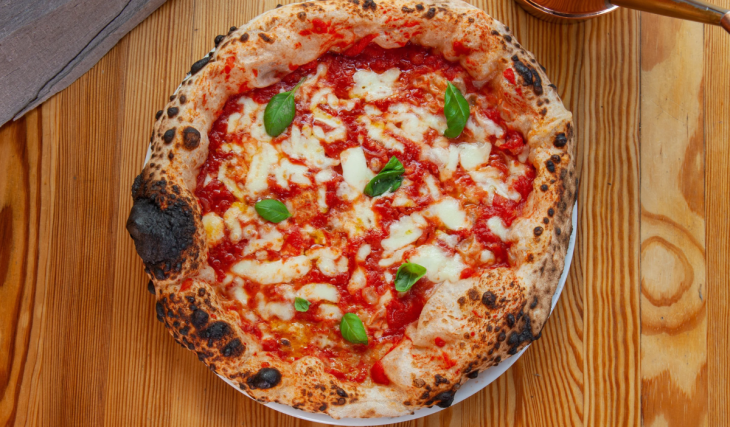 2012 reisten zwei Freunde aus Großbritannien nach Italien, um das Pizzabacken zu lernen – 15 Jahre später eröffnet Pizza Pilgrims seine erste deutsche Filiale in München, 50 sind bundesweit geplant