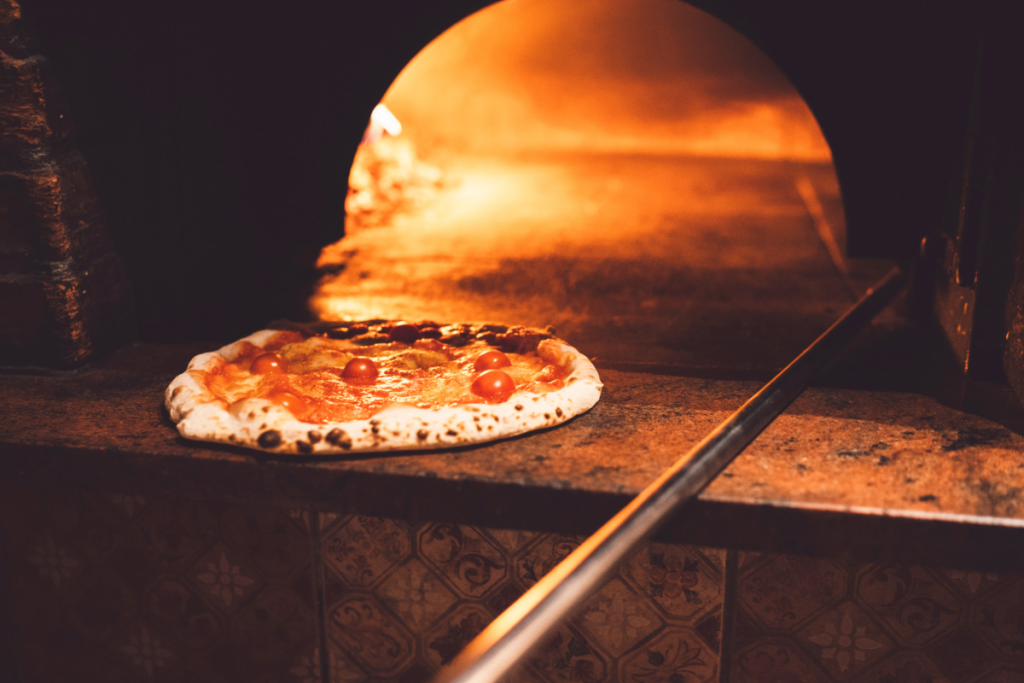 pizza vor einem pizzaofen