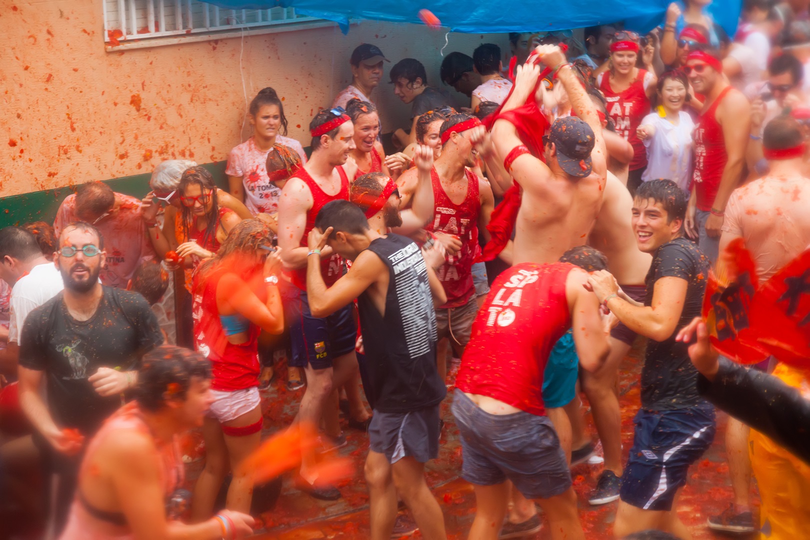 people having a food fight at la tomatina festival in Spain