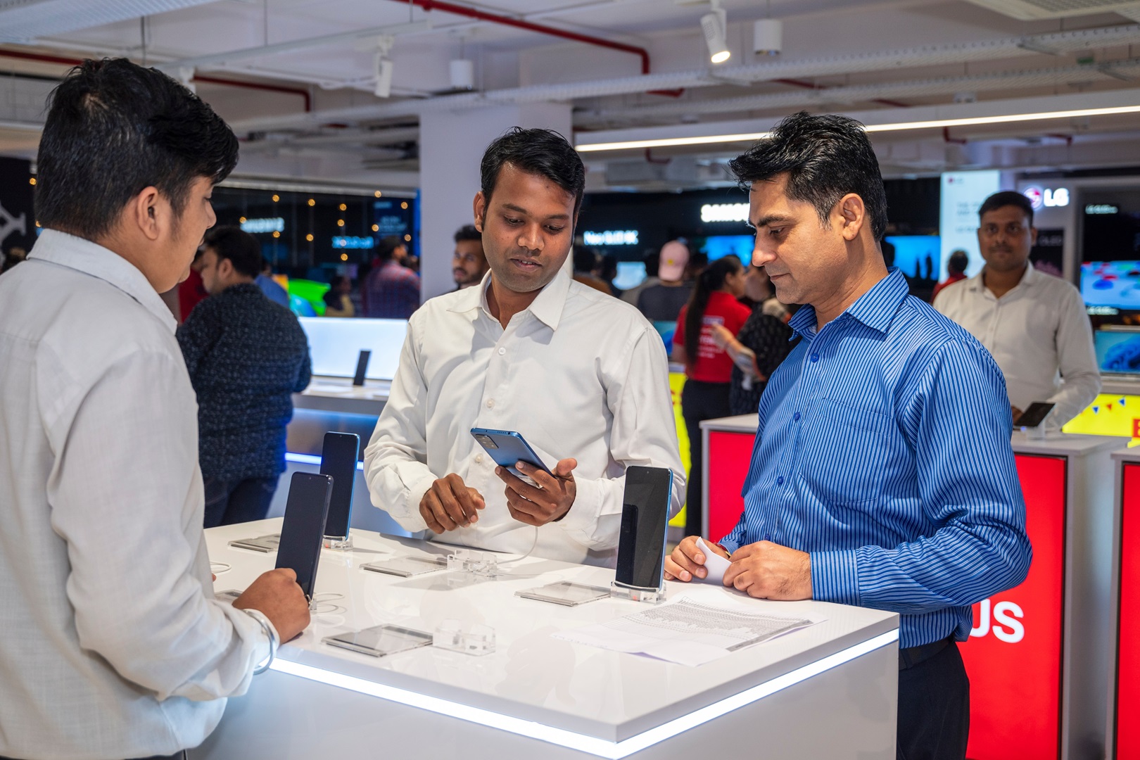 customers pruchashing iphone in India