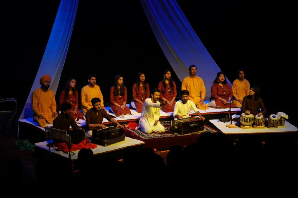 Jo Dooba So Paar's cast on stage