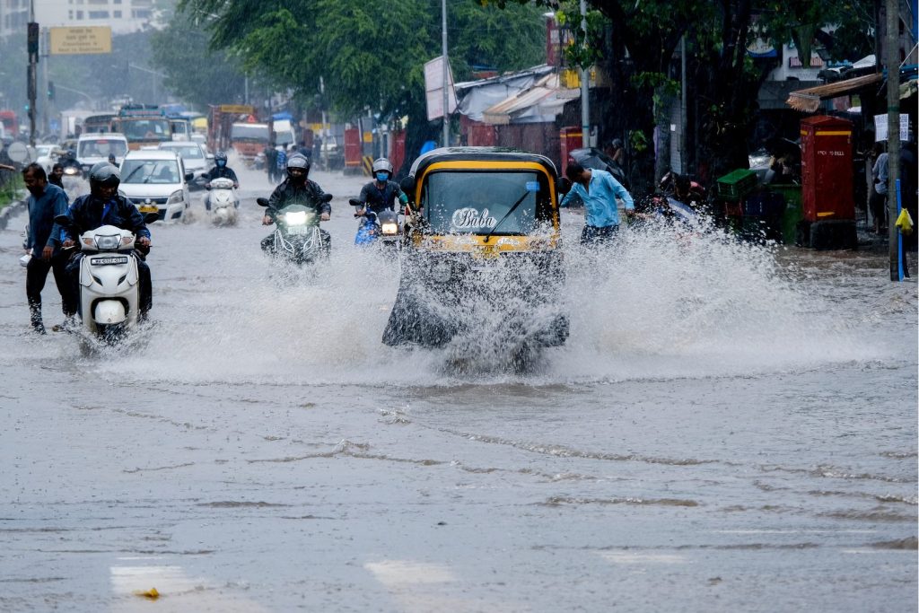 waterlogged roads in mumbai rain
