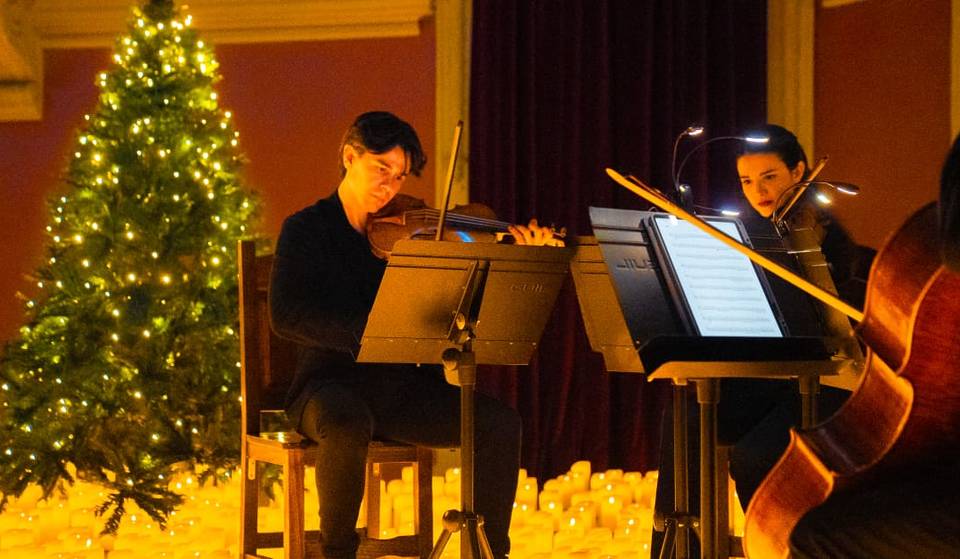 Le note di “All I Want for Christmas Is You” risuonano in un palazzo storico di Napoli: questa è l’esperienza di Natale più magica della città