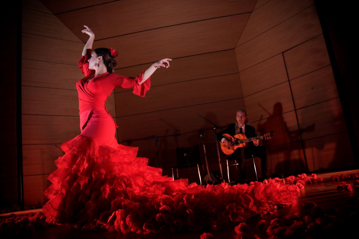 Un autentico spettacolo di flamenco arriva a Napoli per catturarvi tra canzoni, tacchettii e tante rose