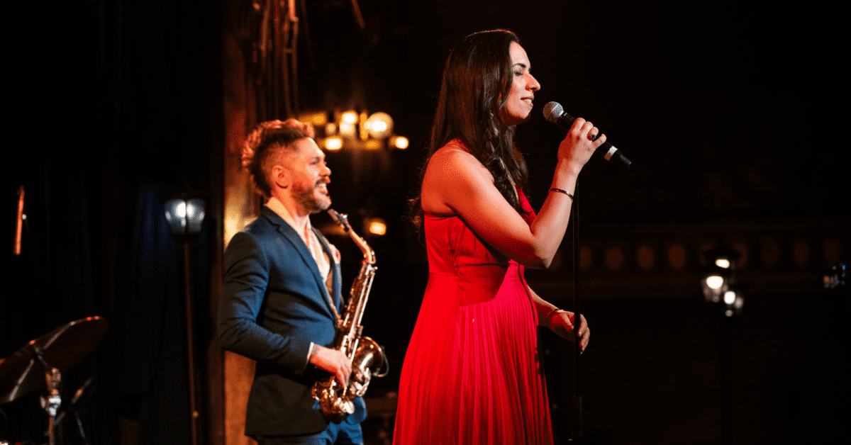 Cantante canta pezzi jazz durante The Jazz Room Napoli