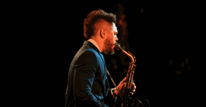 Jazz, atmosfera retrò e improvvisazione in un teatro dall’anima vintage: lo spettacolo di musica dal vivo a Napoli che sta conquistando la città
