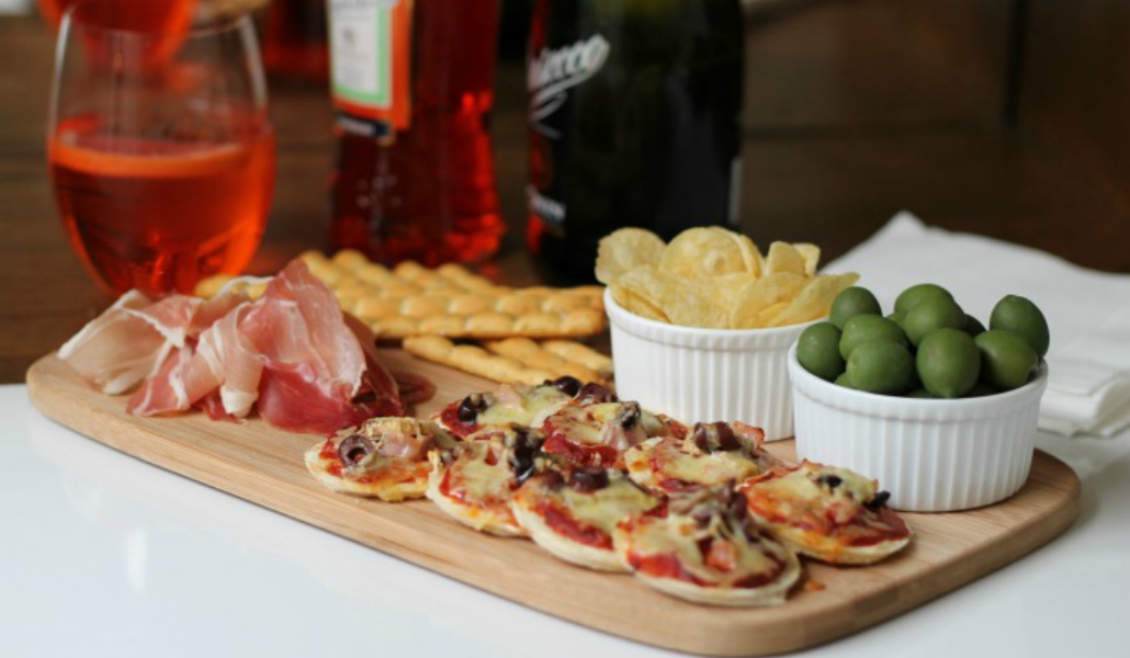 пицца и бокал вина. пицца к вину какая. пицца к красному вину. инфографика пиццерия. итальянская кухня.