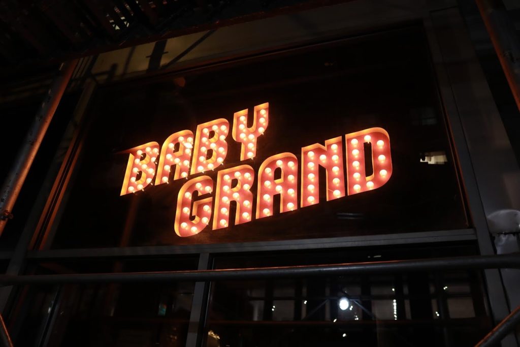 Letreiro de néon externo do Baby Grand Karaoke NYC