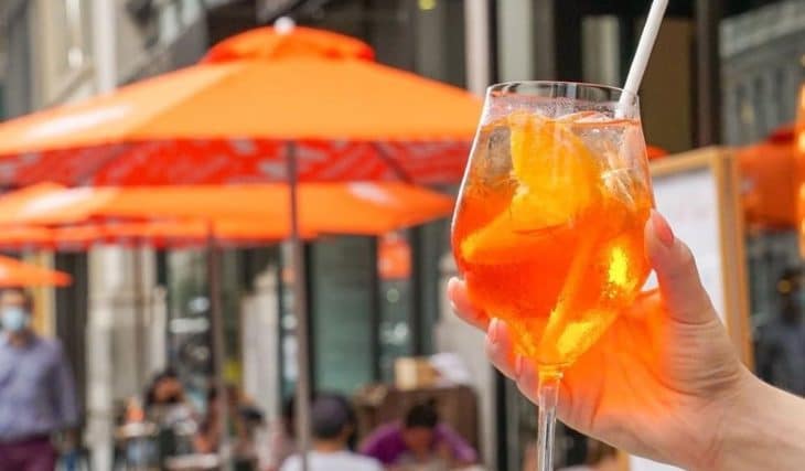 Les 12 meilleurs bars de New York pour un Aperol Spritz rafraîchissant