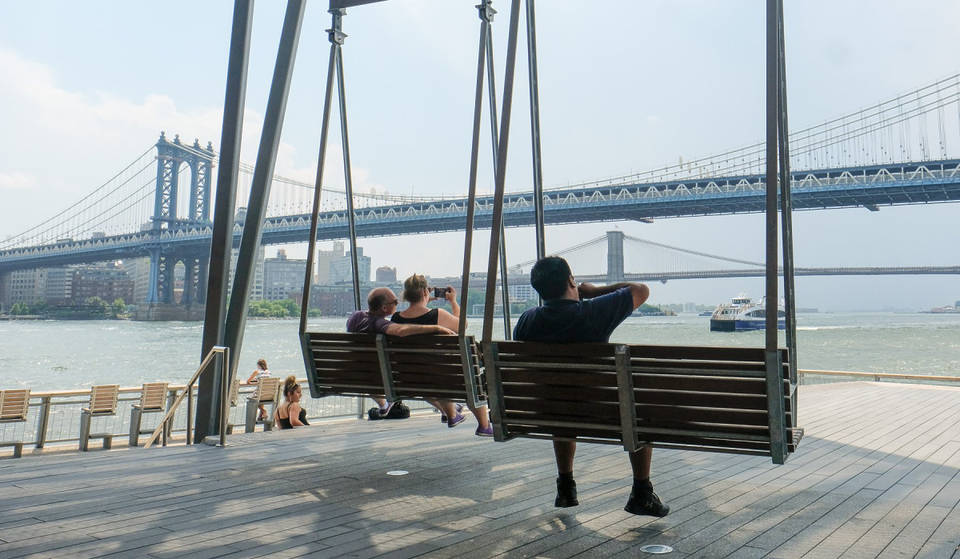 Diese riesigen Schaukeln am Wasser sind eines der bestgehüteten Geheimnisse von NYC &#8211; und sie bieten die traumhaftesten Ausblicke auf die Skyline