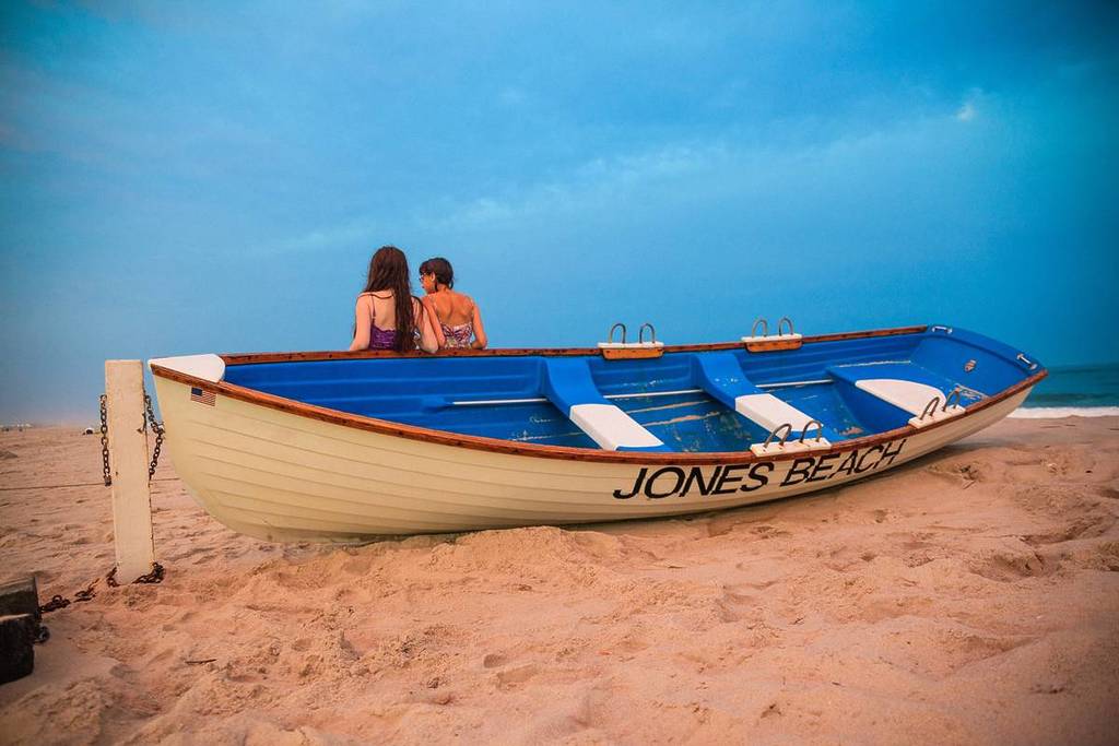 Zwei Mädchen halten sich am Jones Beach neben dem Boot auf
