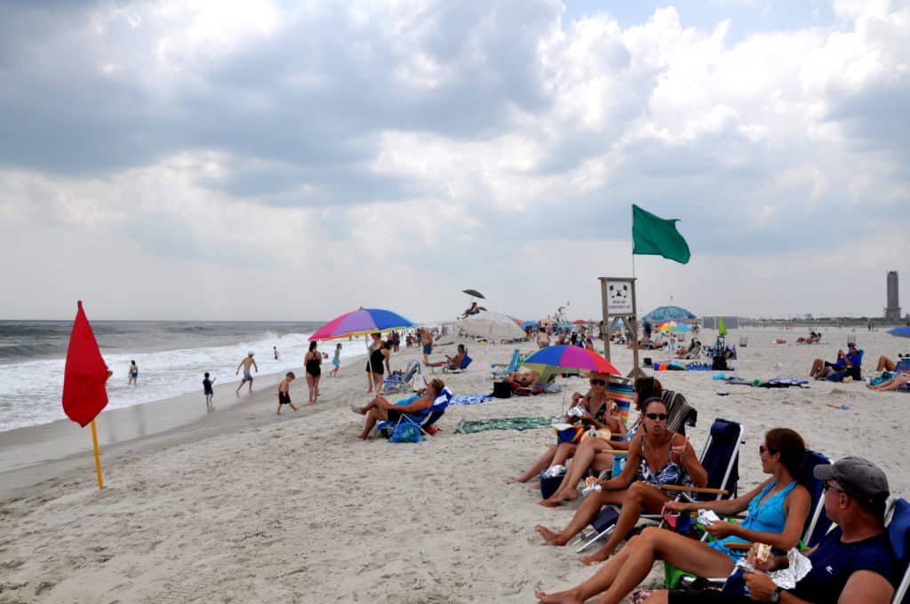 Menschen am Jones Beach auf Long Island, NY