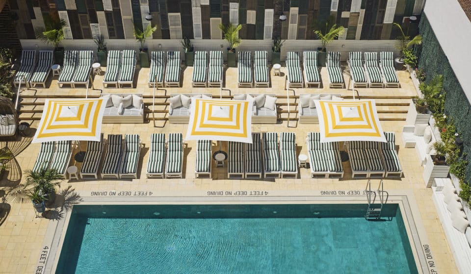 NYCs größter beheizter Außenpool nur für Erwachsene hat offiziell für den Sommer geöffnet – und es fühlt sich an wie in einem Resort auf Bali