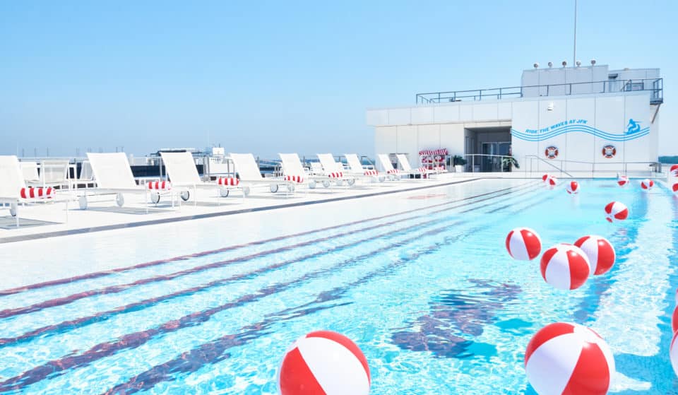 NYCs „Little Palm Springs“ hat gerade für den Sommer eröffnet – sein retro-französisch inspirierter Infinity-Pool im Stil der 1960er Jahre lässt dich schwimmen, während Jets direkt über dir fliegen
