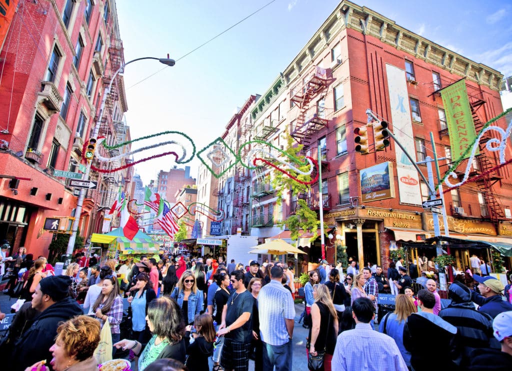 NUEVA YORK, NY - 22 DE SEPTIEMBRE: Little Italy en Mulberry St. durante la Fiesta de San Gennaro el 22 de septiembre de 2013 en la ciudad de Nueva York.