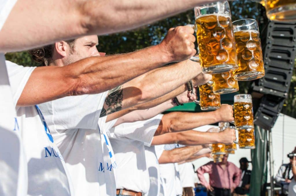 Leute, die Bierkrüge in der Hand halten