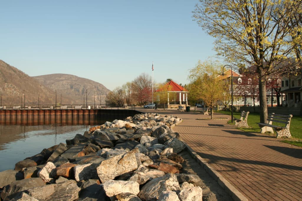 Cold Spring, NY, am frühen Morgen, im Park am Wasser mit Musikpavillon und Blick auf den Storm King Mountain.