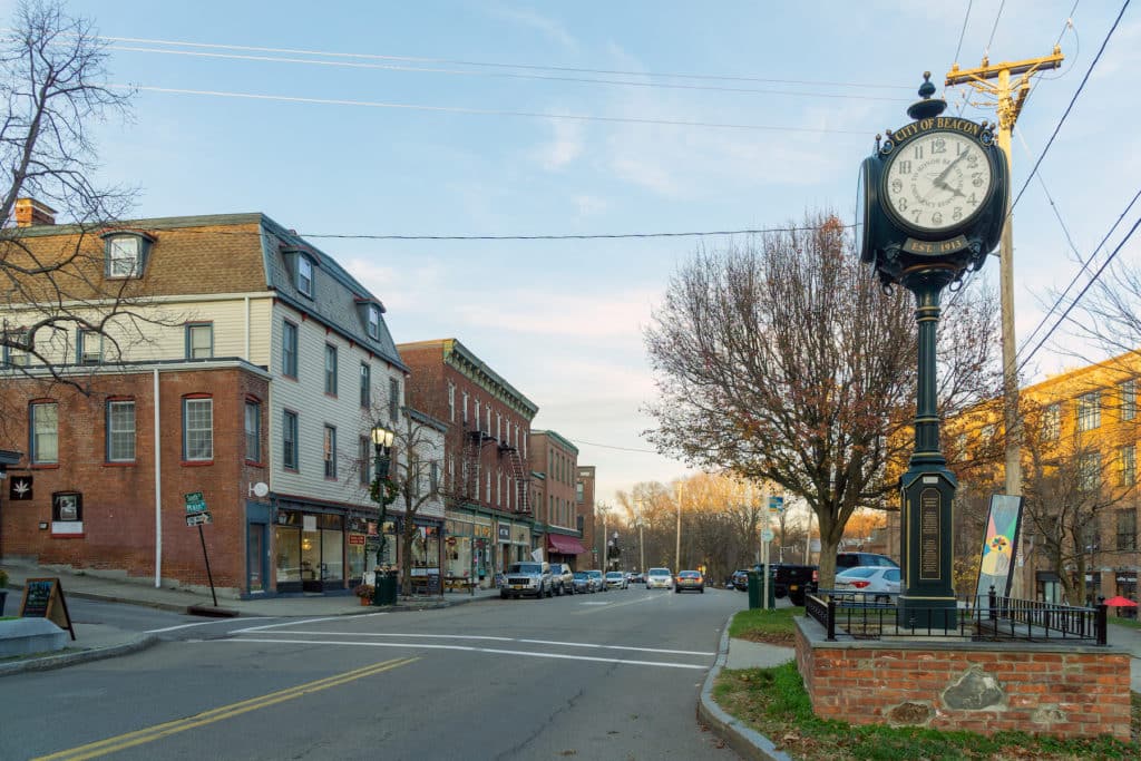 Beacon, Nueva York (EE. UU.) – 29 de noviembre de 2020: Vista panorámica de la esquina de Main Street y South Street en Beacon, Nueva York