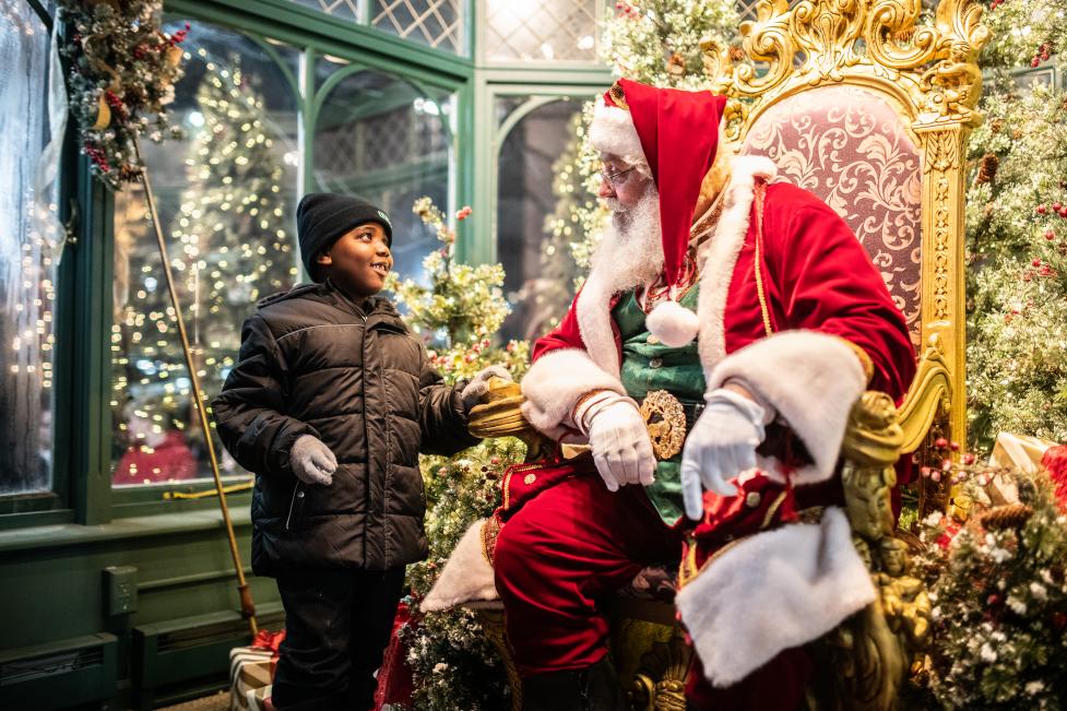 Criança pequena falando com o Papai Noel