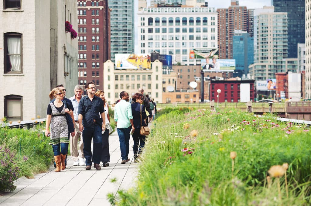 Pessoas caminhando pela High Line em Nova York