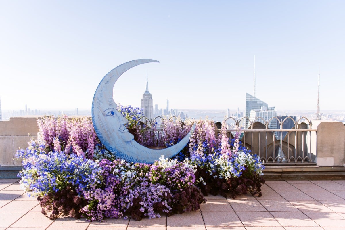 Over 3,000 Flowers Are Decorating Rockefeller Center Today, image size:1200x800