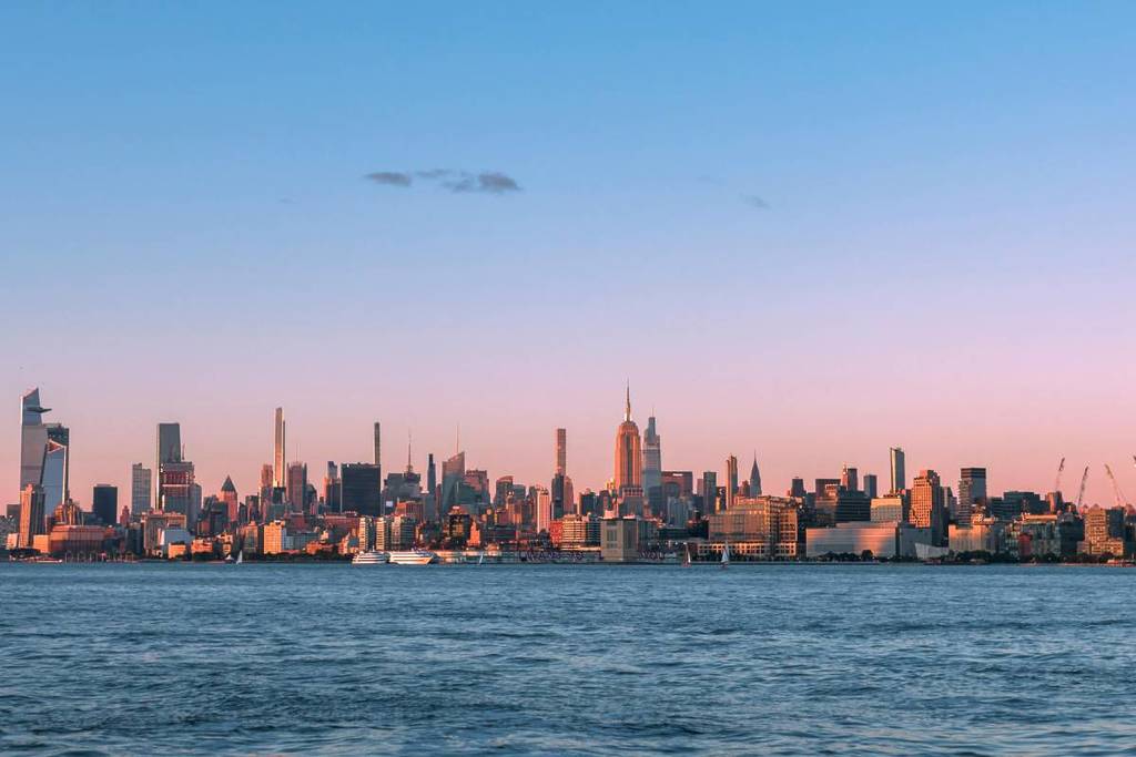 puesta de sol sobre el skyline de Nueva York