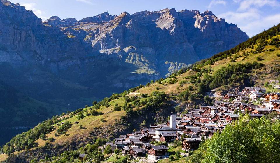 Dit Zwitserse dorp betaalt je $25.000 om te verhuizen &#8211; maar er zit een addertje onder het gras