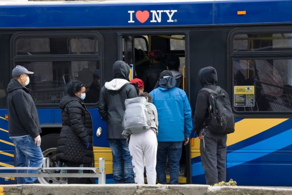Personen, die durch die Hintertür in einen MTA-Bus einsteigen