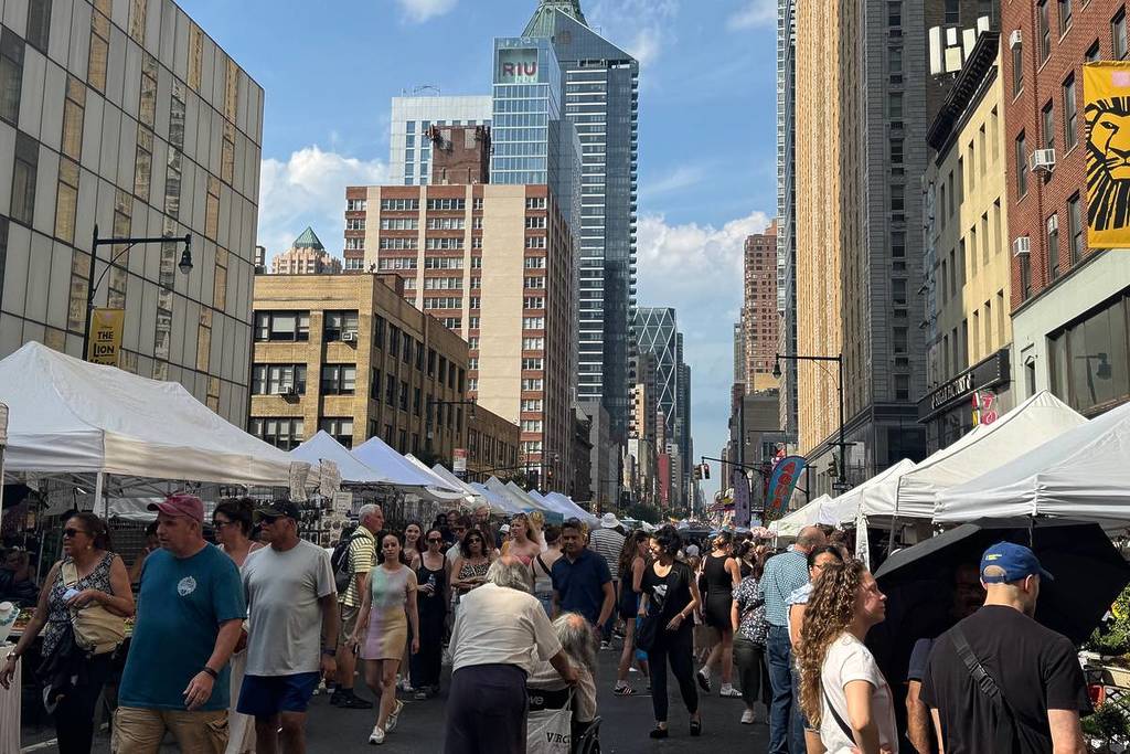 New York City - 21. Juni 2025: Straßenfest entlang einiger Straßen in Manhattan, New York City 21. Juni 2025