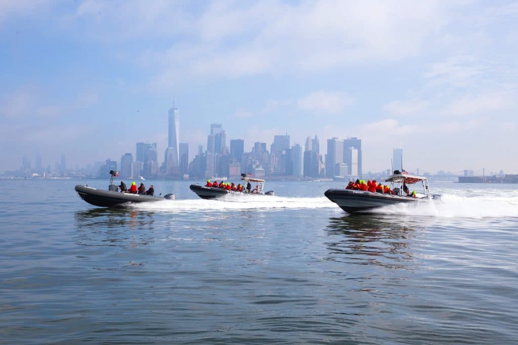 New York Media Boats in acqua