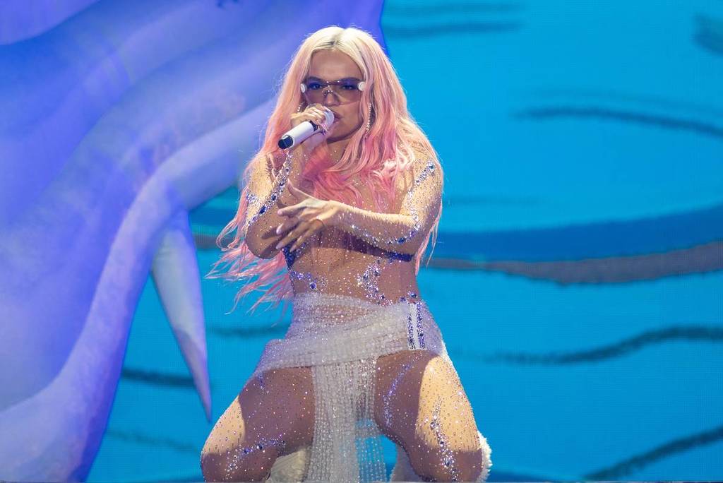 Karol G actúa en el Hard Rock Stadium de Miami, Florida, el 27 de agosto de 2023. El concierto fue el segundo de los dos que ofreció en Miami como parte de la gira de presentación de su álbum «Mañana Será Bonito».