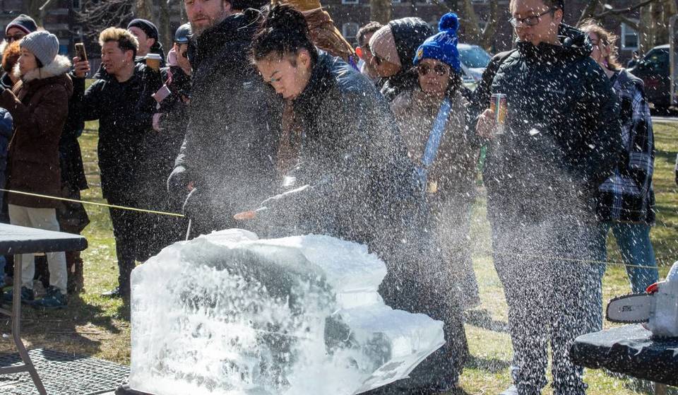 Bekijk de betoverende live demonstraties van ijssnijwerk op het coolste winterevenement van NYC