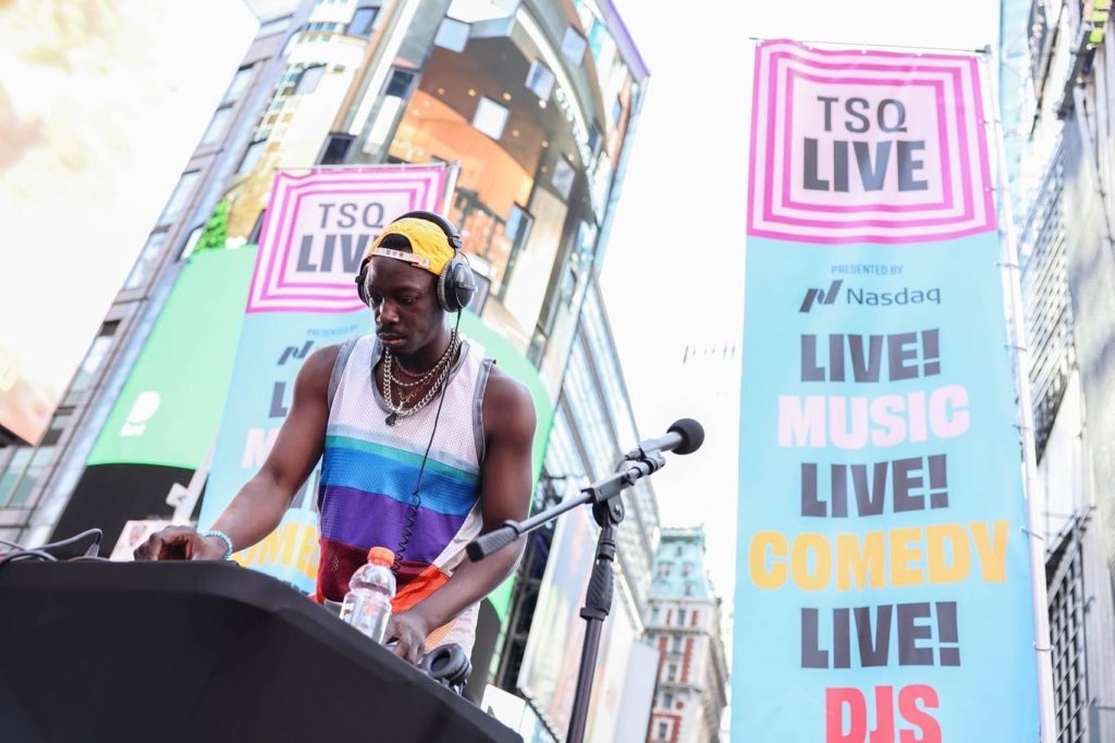 Persona sul palco per TSQ Live