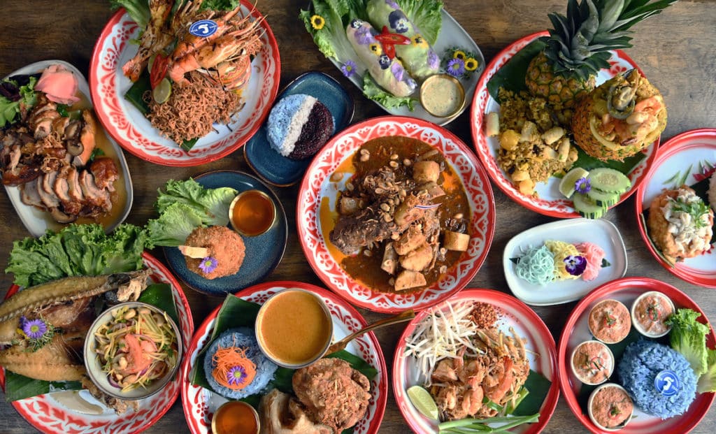 Ruay Rua Thai Pays Homage To The Floating Markets Of Thailand