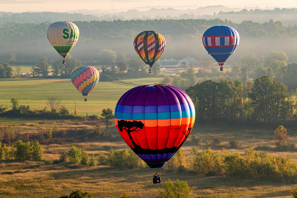 Heteluchtballonnen in de lucht tijdens het Adirondack Balloon Festival