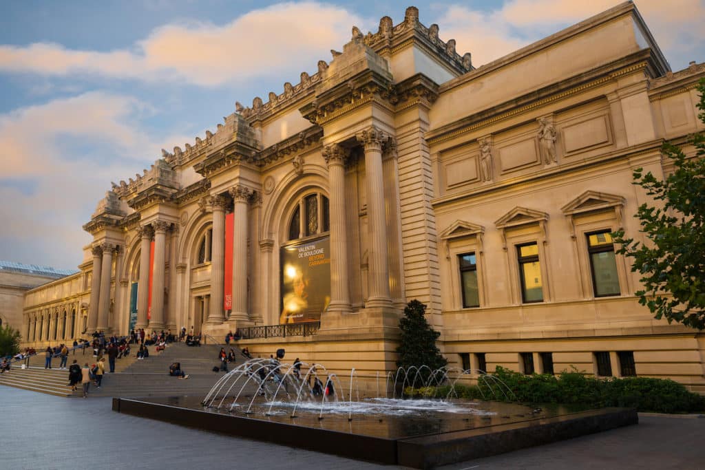 NOVA YORK – POR VOLTA DE OUTUBRO DE 2016: Exterior do Metropolitan Museum of Art (The Met), Nova York, EUA