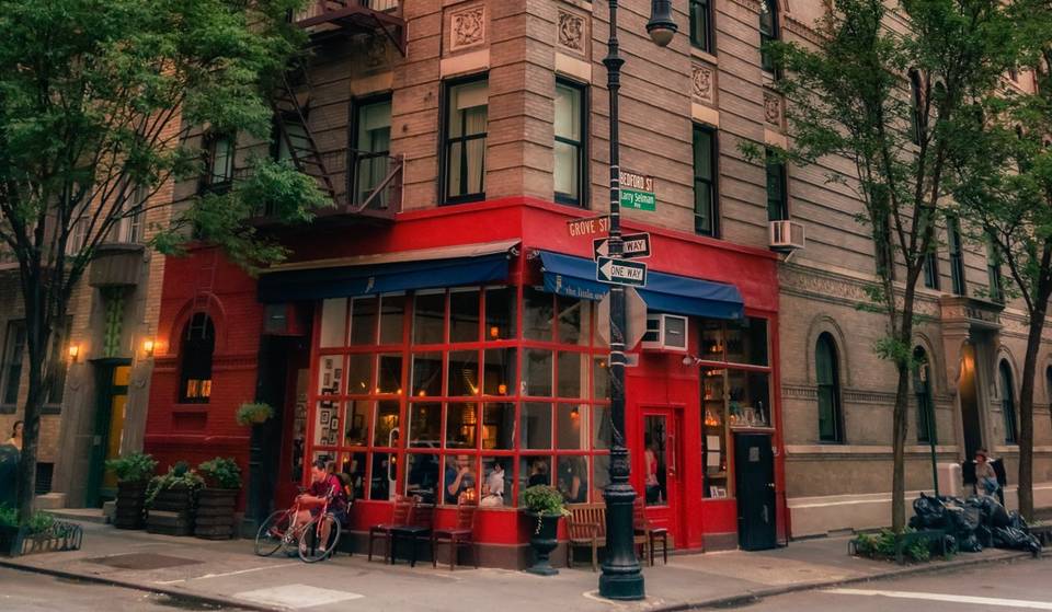 NYers Honor The Death Of Matthew Perry By Leaving Flowers At The Friends Apartment