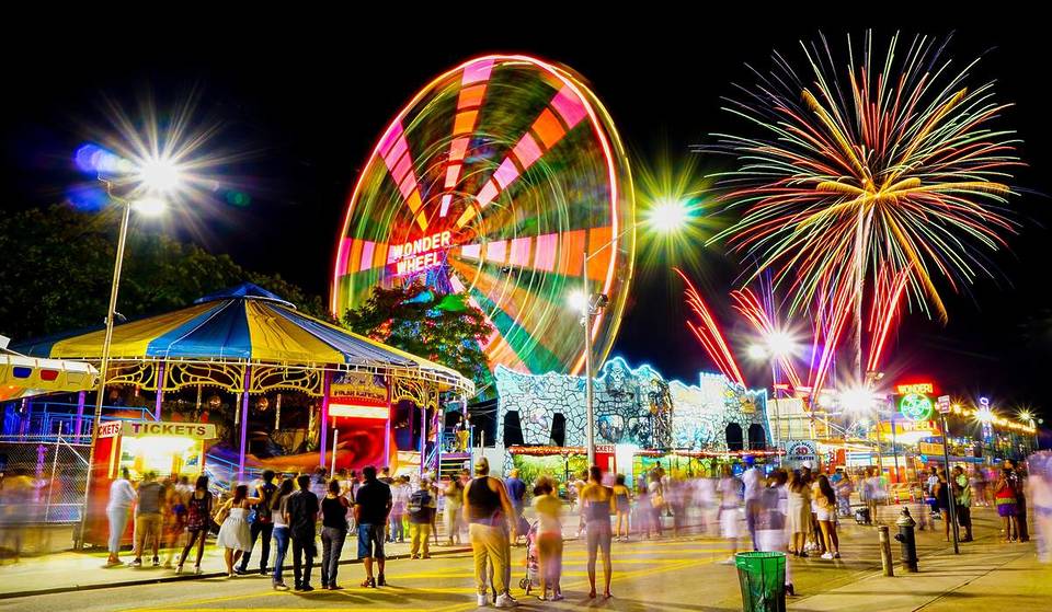 Un pop-up nostalgique sur le thème de « Practical Magic » débarque à Coney Island, avec des lectures de tarot, des margaritas gratuites à minuit et les derniers feux d’artifice de l’été sur la promenade