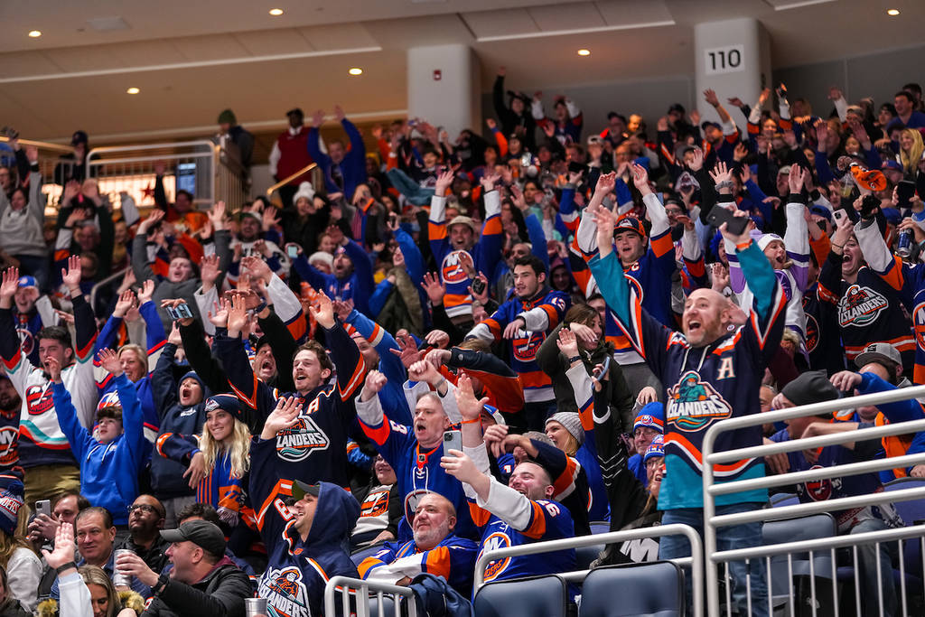 ELMONT, NY: Fans juichen tijdens de wedstrijd tussen de Islanders en de Columbus Blue Jackets in de UBS Arena. De Islanders versloegen de Blue Jackets op 29 december met 2-1. (Foto’s door Dennis DaSilva/New York Islanders).
