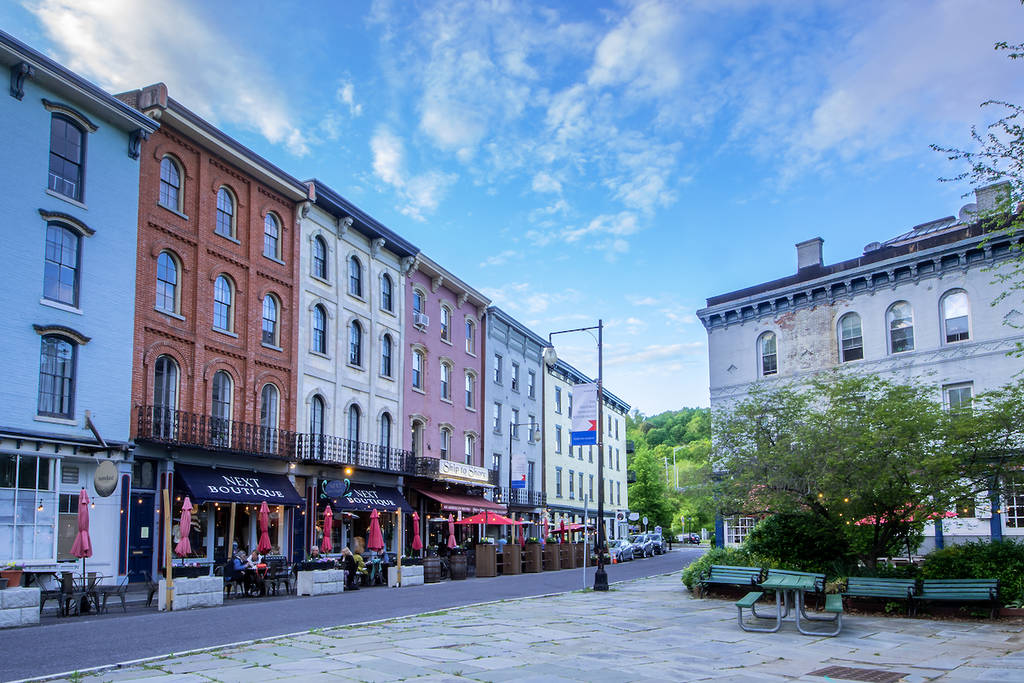 Kingston, NY - VS - 12 mei 2021: een landschapsfoto van de winkels en restaurants aan West Strand Street in The Rondout, de historische waterkant van Kingston