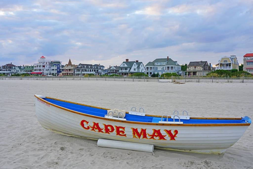 CAPE MAY, NJ - 8 SEP 2019 - Uitzicht op een boot met een Cape May-bord op het strand in Cape May, New Jersey, VS.