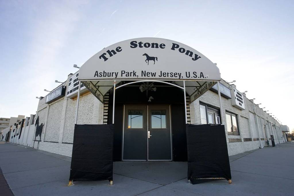 Asbury Park, NJ / USA - 19 marzo 2020: Lo Stone Pony e il Wonder Bar sono tra i locali musicali più famosi di Asbury Park. Questa località turistica sulla costa del New Jersey ospita molti luoghi iconici dal punto di vista culturale e architettonico.