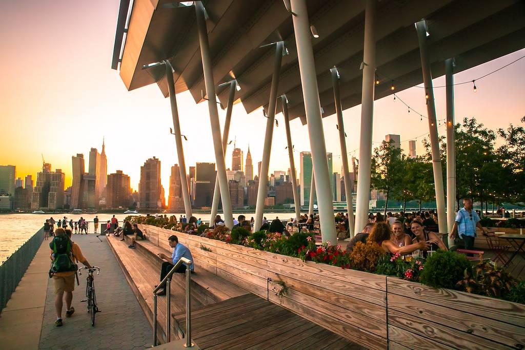 Long Island City, New York – 13 juillet 2019 : Vue au coucher du soleil depuis le Gantry Plaza State Park dans le Queens, à New York.