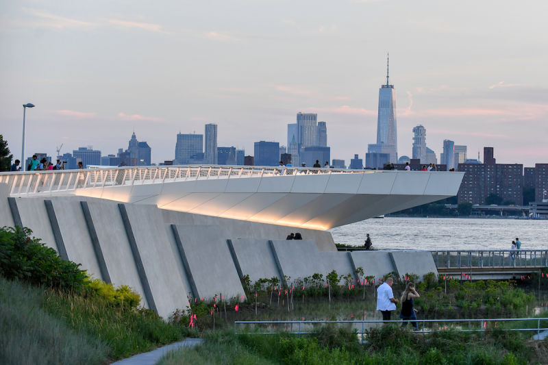 Des gens au Hunters Point South Park à Long Island City