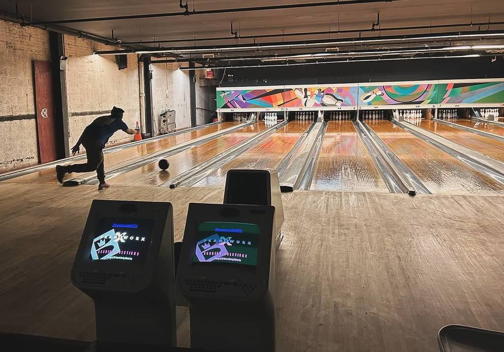 Une personne en train de jouer au bowling au « The Gutter » à Long Island City